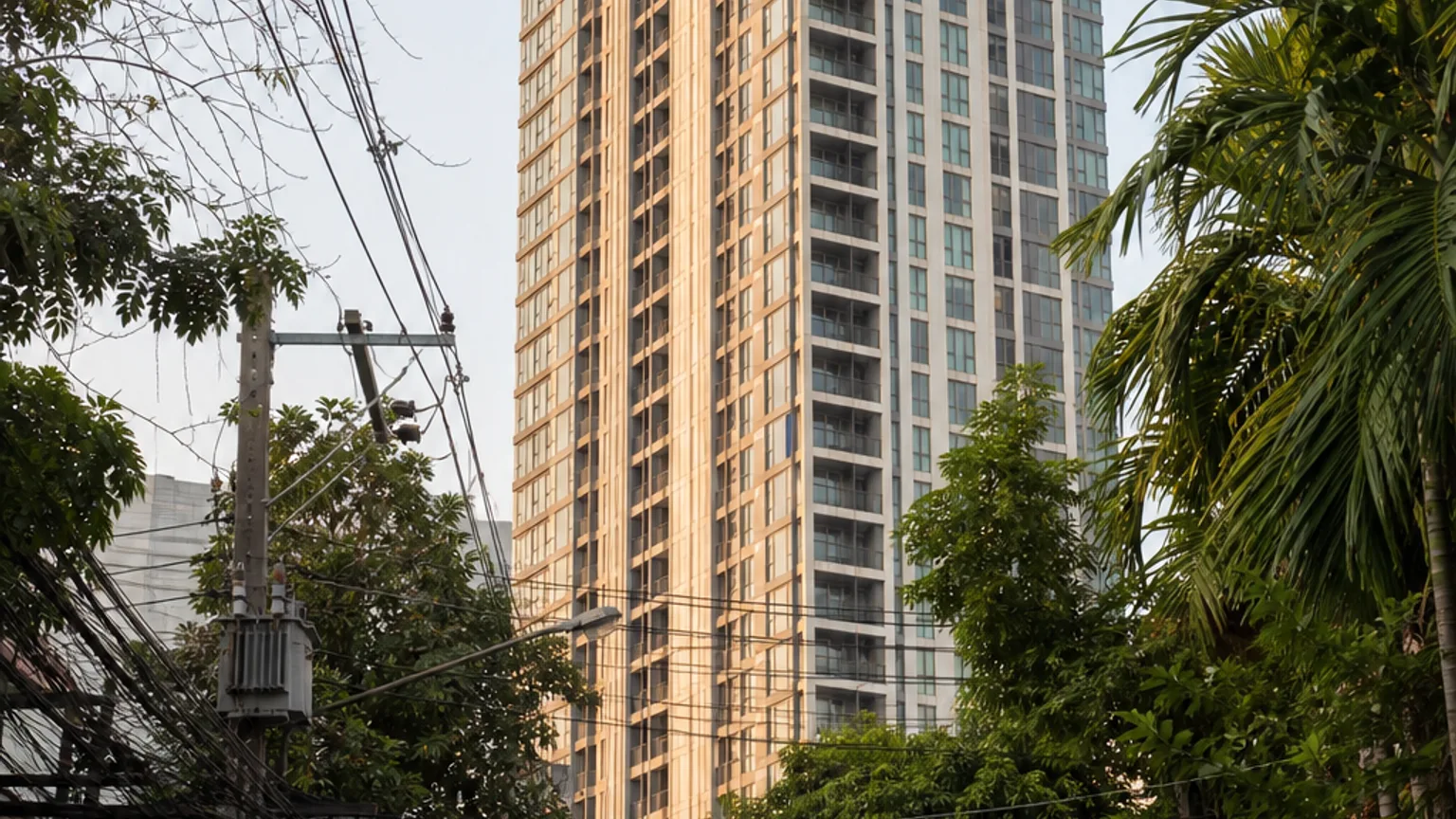 อาคาร 15 Sukhumvit Residences ไฮไรส์ในซอยสุขุมวิท 15 ใกล้ BTS นานา