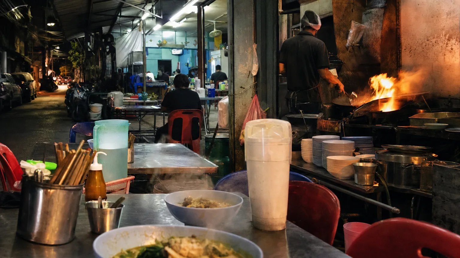ร้านครัวคุณปุ๊ก นานา ร้านตามสั่งเปิดดึกในซอยสุขุมวิท 11/1 ยามค่ำคืน