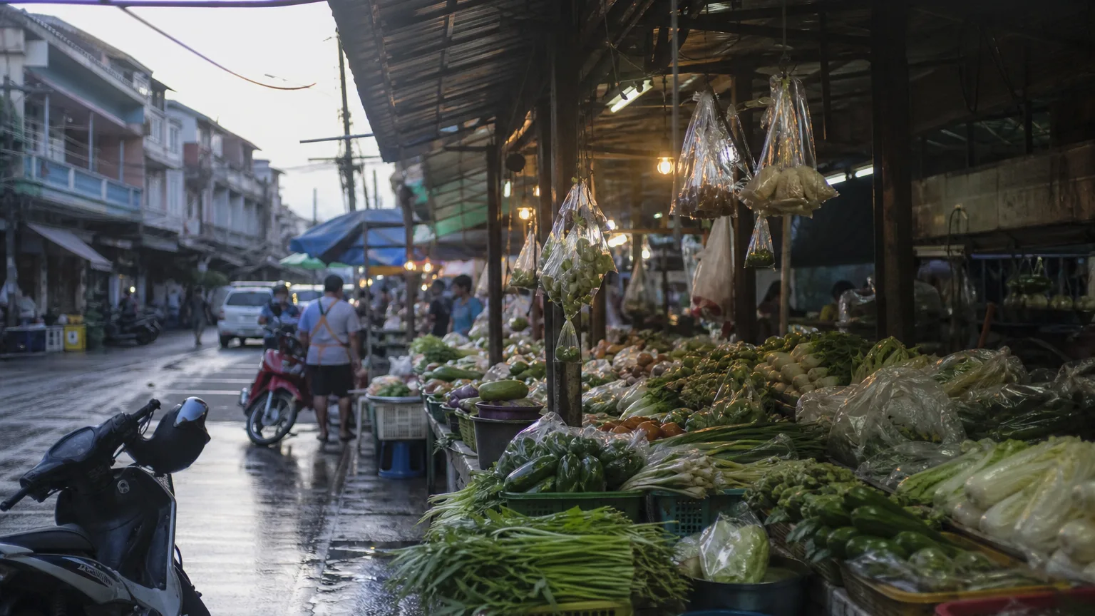 แผงผักผลไม้สดที่ตลาดนานาในตอนเช้า ใกล้ BTS นานา ย่านซื้อของกินย่านนานา