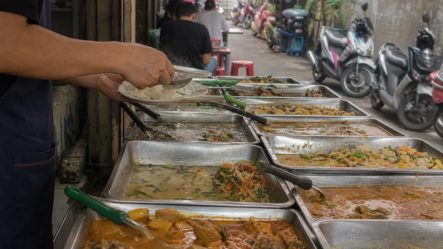 แผงข้าวแกงในตลาดนานา ของกิน ราคาย่อมเยาในตรอกสุขุมวิท ซอย 4 ช่วงก่อนบ่ายสอง